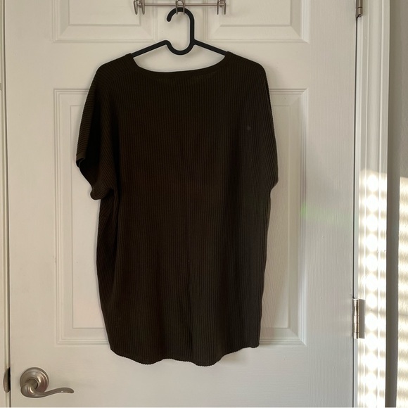 NWOT Women's Theory Ribbed Short Sleeve High-Low Top size Medium in Olive Green - Picture 4 of 6